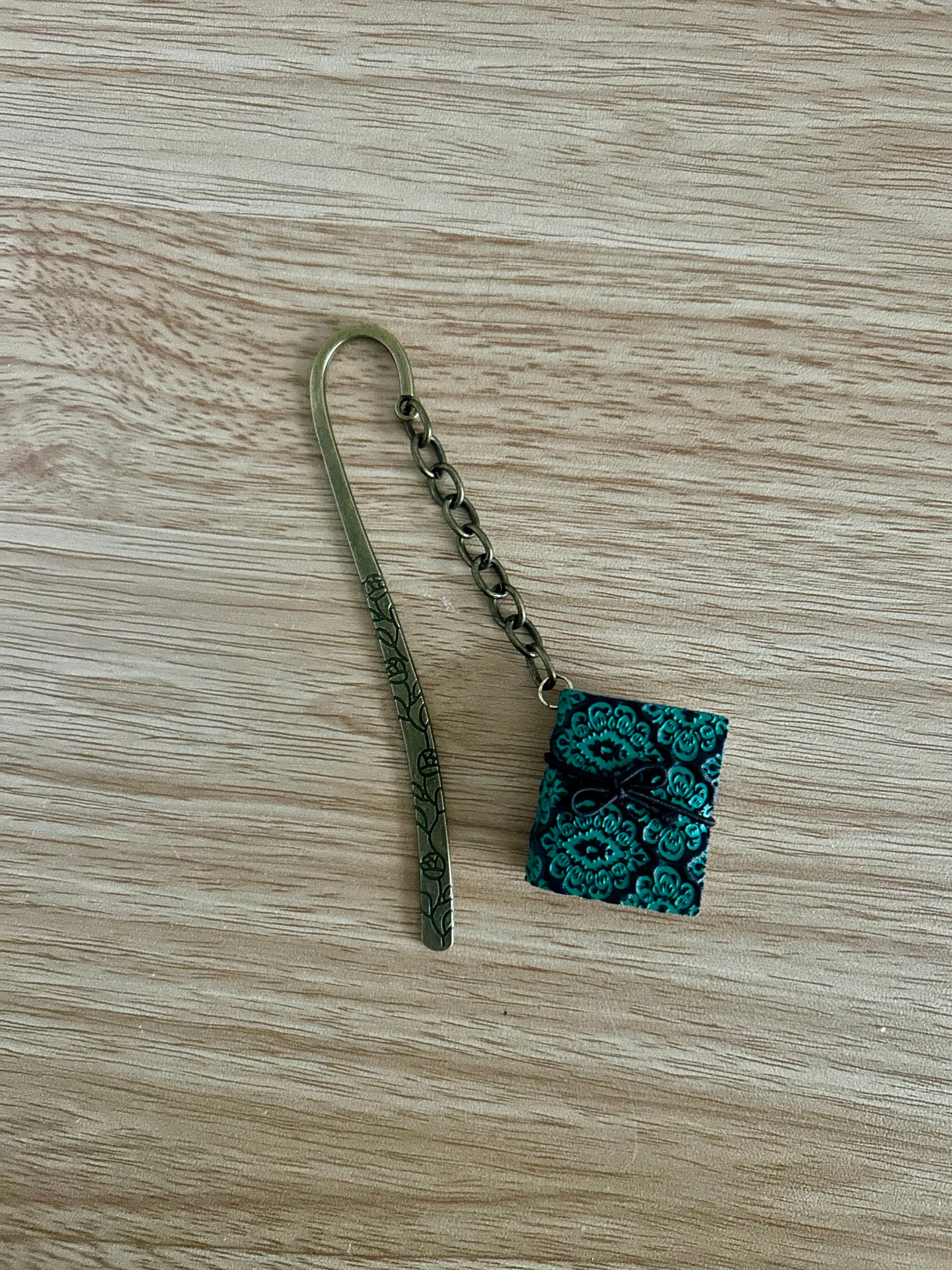 Storybook - Charm Bookmark-zoom-1