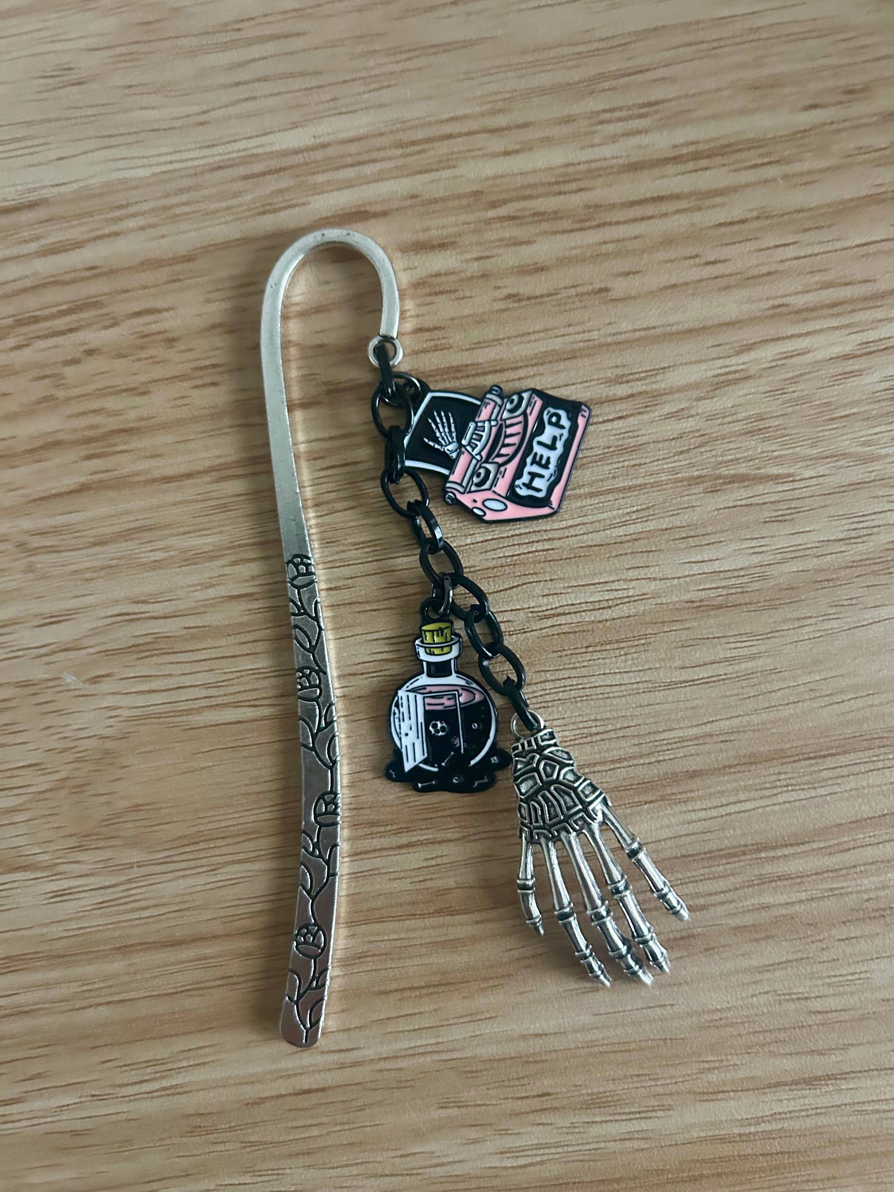 Skeleton Writer Bookmark-zoom-1