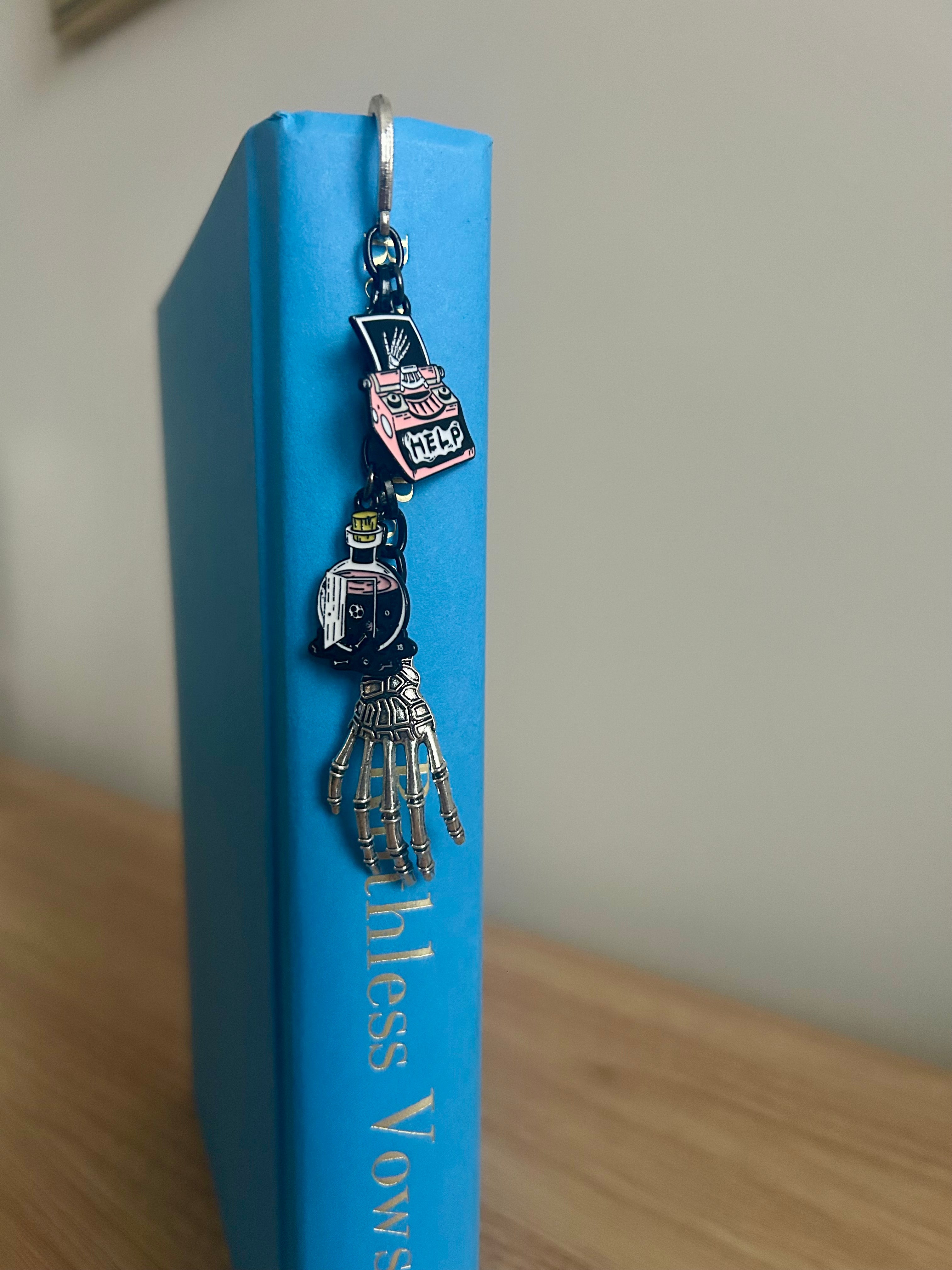 Skeleton Writer Bookmark-zoom-2