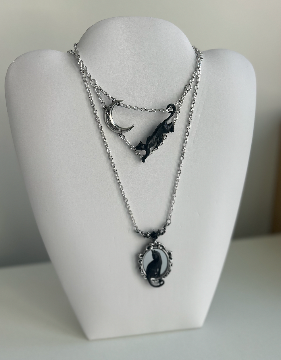 The Familiar's Gaze Pendant